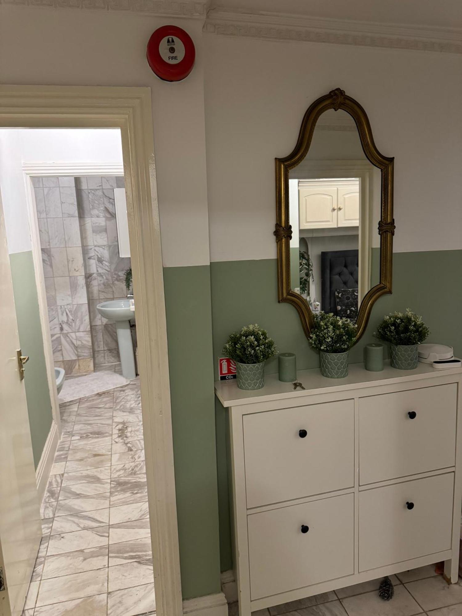 Central And Affordable Flat For 6 People In Zone 1 - Baker Street - With Breakfast Included 런던 외부 사진