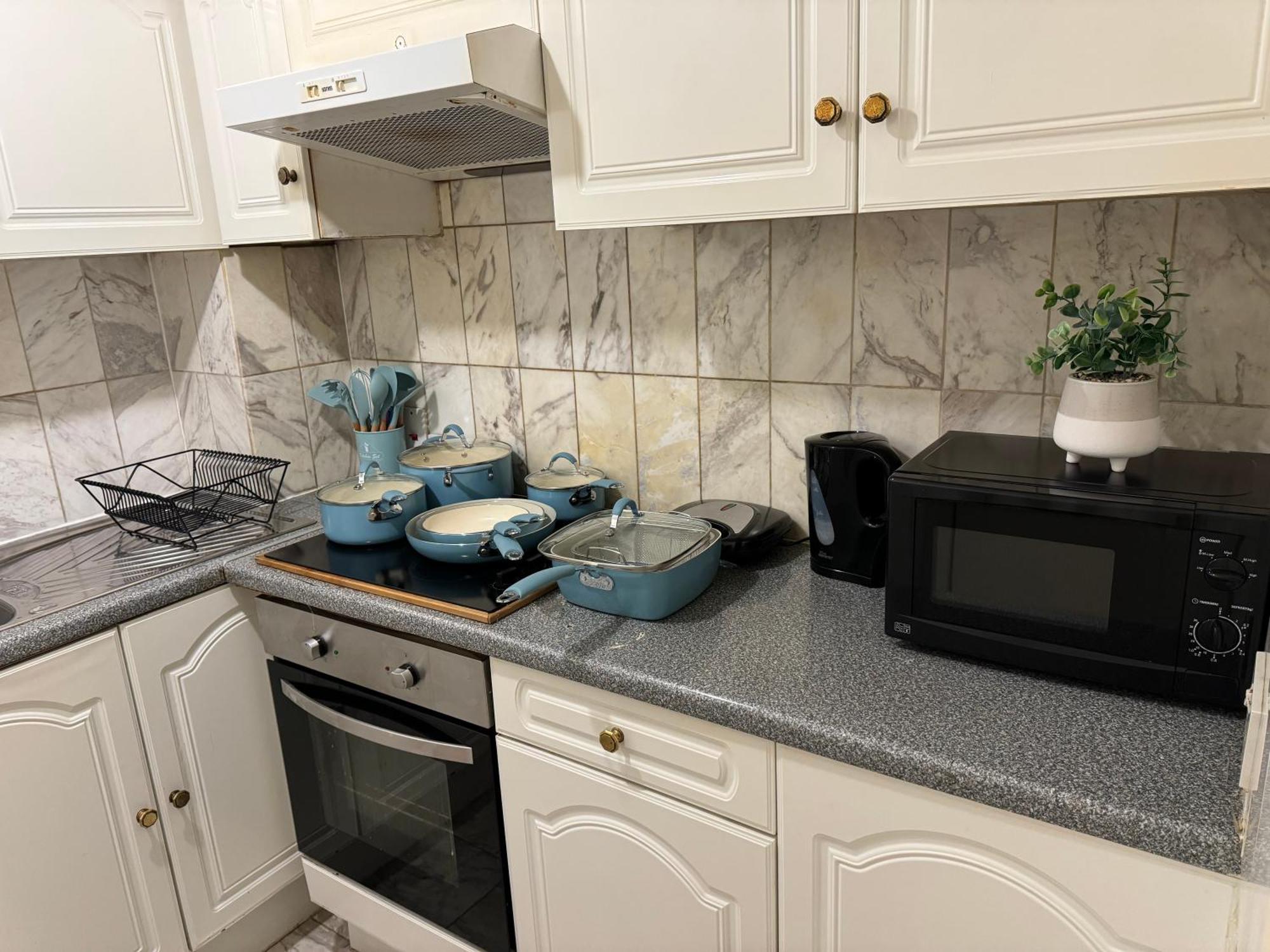 Central And Affordable Flat For 6 People In Zone 1 - Baker Street - With Breakfast Included 런던 외부 사진